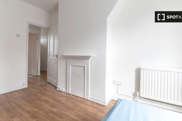 Room for rent in 3-Bedroom Apartment in Stockwell - View 4