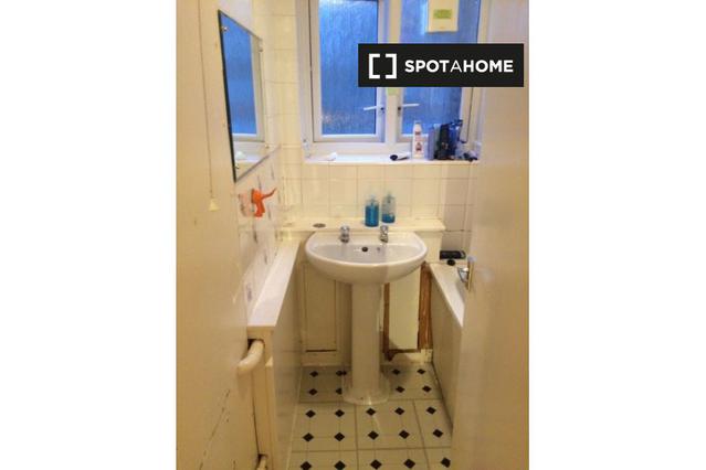 Furnished Rooms To London, Willesden 21 Single Bathroom Vanity Setup
